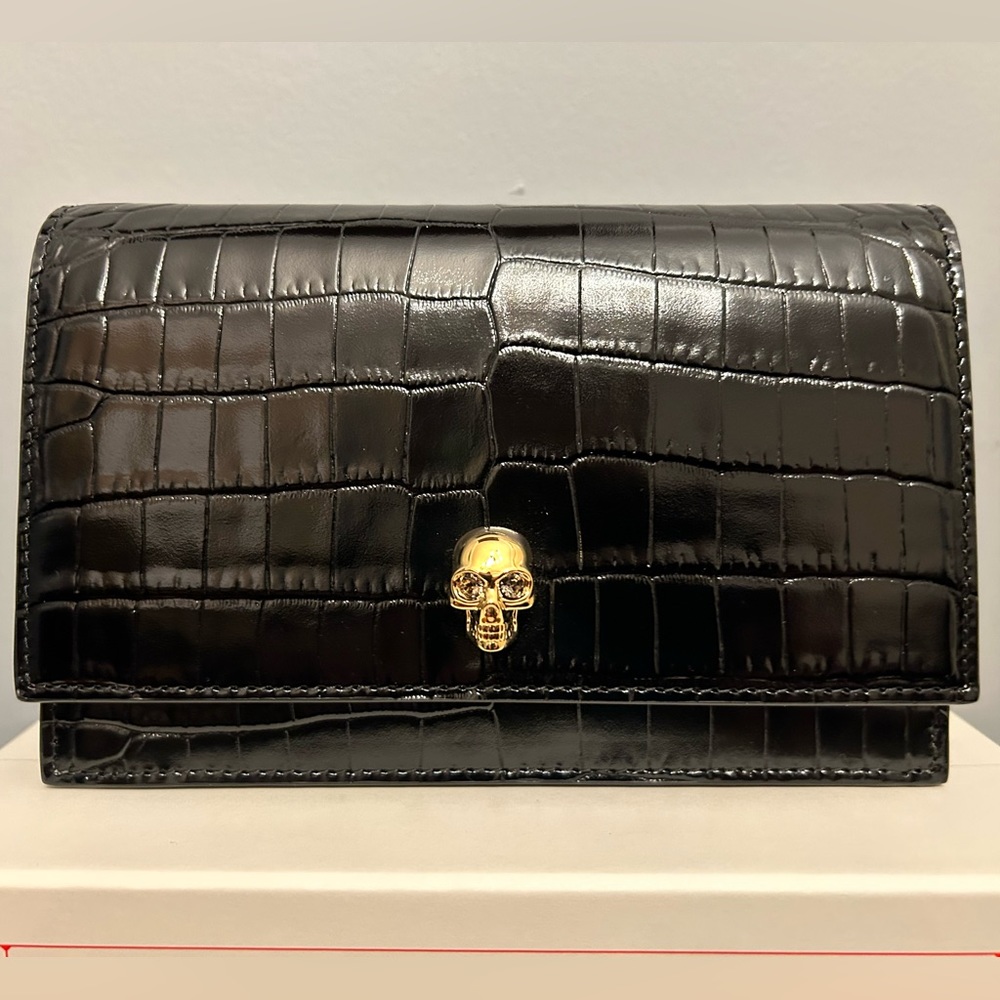 ALEXANDER MCQUEEN Small Skull Bag & Card Holder in Croc-Embossed Black Leather - Picture 2 of 16